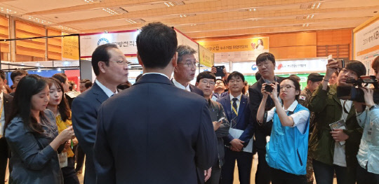 28일 삼성동 코엑스 D홀에서 열린 올해 제1차 'KB굿잡 우수기업 취업박람회'에서 허인 KB국민은행장이 AI 매칭 부스에서 설명을 듣고 있다. 사진=심화영기자